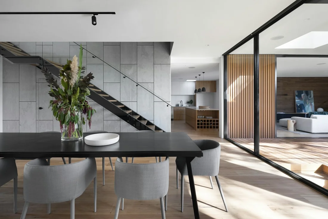 A dining space with carefully chosen natural materials